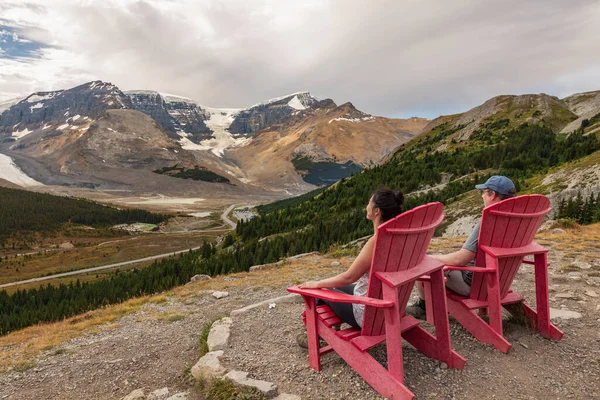 Homme Femme Assis Sur Des Chaises Rouges Admirant Vue Depuis — Photo