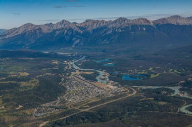 Jasper Alberta kasabası, Kanada 'nın havadan, dağlardan ve göllerden