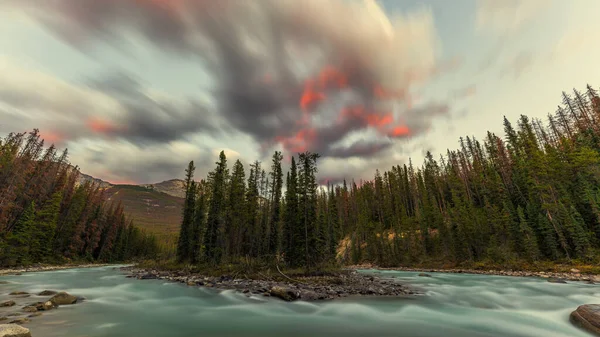 Vackra Röda Tippade Moln Över Sunwapta River Nära Sunwapta Falls — Stockfoto