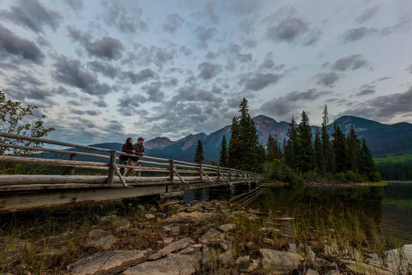 Couple Homme Femme Debout Sur Pont Lac Pyramid Jasper Alberta — Photo