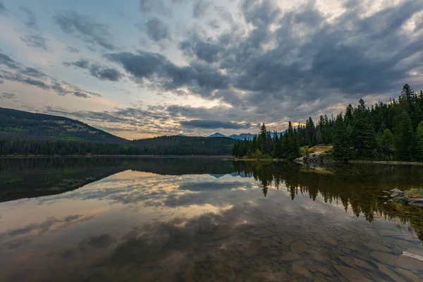 Hermosa Reflexión Matutina Sobre Lago Pirámide Jasper Alberta Canadá —  Fotos de Stock