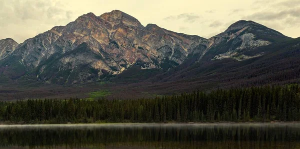 Pyramide Montagne Autre Côté Lac Pyramidal Dans Parc National Jasper — Photo