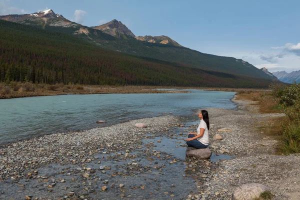 Femme Croisée Faisant Yoga Relaxant Long Rivière Athabasca Dans Parc — Photo