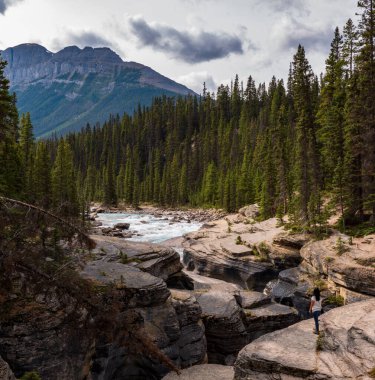 Jasper Ulusal Parkı, British Columbia, Kanada 'daki Mistaya Kanyonu' nun manzarasını seyreden bir kadın..