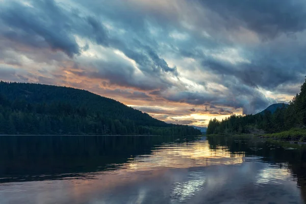 Kanada, British Columbia 'da Powell Nehri yakınlarındaki İç Göl' de güzel bir gün batımı