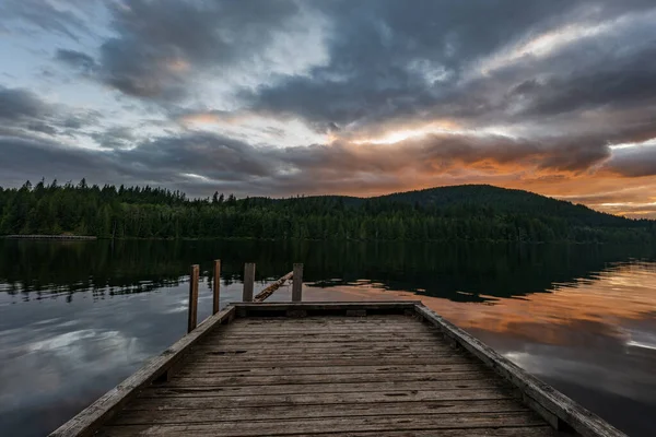 加拿大不列颠哥伦比亚省内陆湖省公园的一个木制船坞上落日 — 图库照片