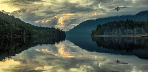 Nuvens Dramáticas Sobre Lago Imóvel Com Reflexão Árvores Distância — Fotografia de Stock