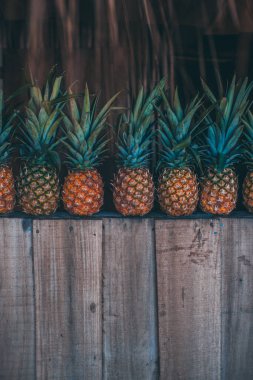 Sahilde ananas ve renkli renkler