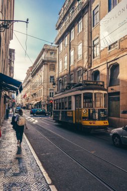 Lizbon sokaklarında tramvay