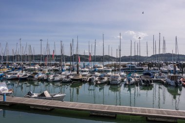 Lizbon Nehri 'nin denizinde tekneler