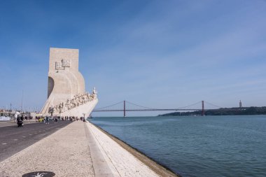 Köprü ve anıtla Lizbon nehri
