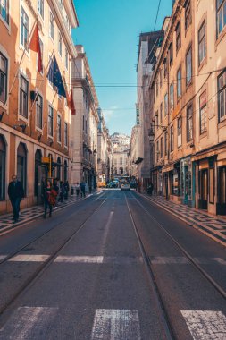 Lizbon 'un eski caddesinde tramvay rayları var.