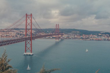 Lisbon Köprüsü nehrin ortasında.