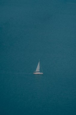 Lisbon nehrinde yelkenli.