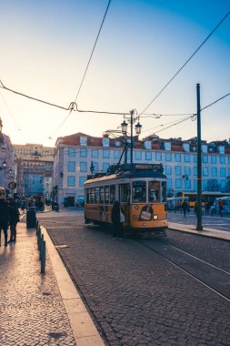 Lizbon sokaklarında tramvay
