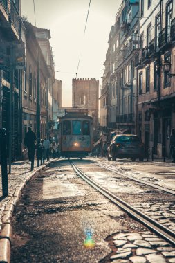 Lizbon sokaklarında tramvay