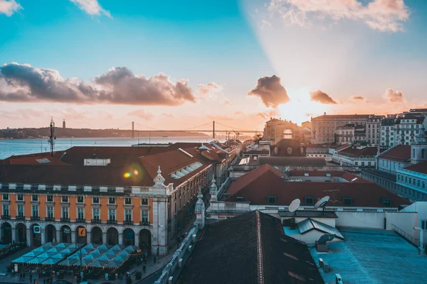 Şehirdeki Lizbon şehrinde günbatımı