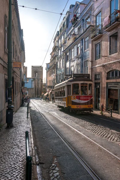Lizbon sokaklarında tramvay