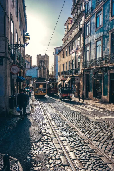 Lizbon sokaklarında tramvay