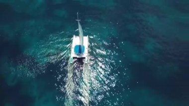 Güneşli bir günde, Karayip Denizi 'ndeki Saona Adası' ndaki katamaranın insansız hava aracı çekimi.