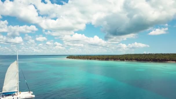 カリブ海のサオナ島でのカタマランのドローン撮影晴れた日に青い水で — ストック動画