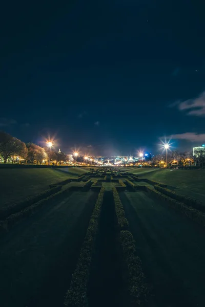 Lizbon şehri parkın tepesinde doğa ve nehir var.