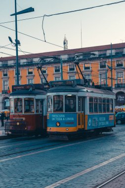Lizbon sokaklarında tramvay