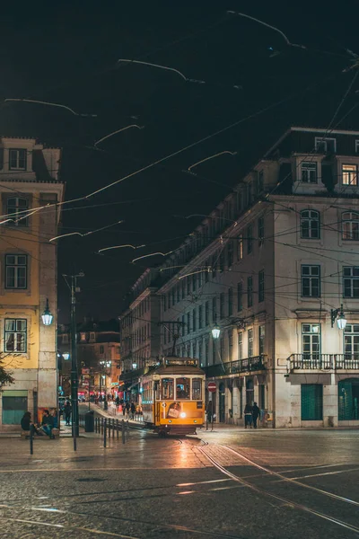 Lizbon sokaklarında tramvay