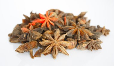 Beyaz arka plan üzerinde yıldız anason