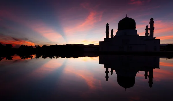 Silueta mešity Kota Kinabalu při východu slunce v Sabah, východní Malajsie, Borneo — Stock fotografie