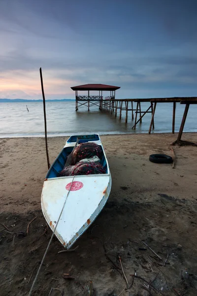 Gammel fiskerbåd ved solnedgang i Sabah, East Malaysia, Borneo - Stock-foto