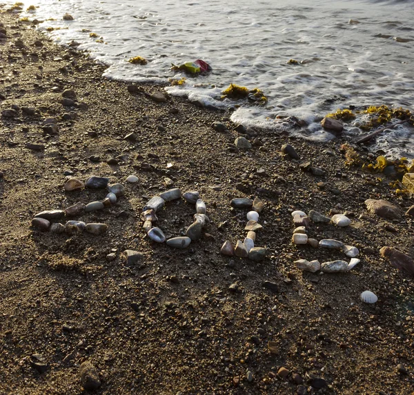 2015 im Kieselstein am Strand — Stockfoto