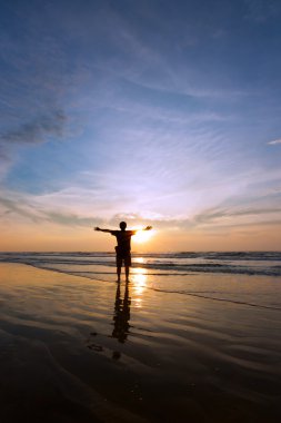 Gün batımında bir adamın silueti