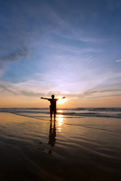 Silhouet van een man bij zonsondergang — Stockfoto