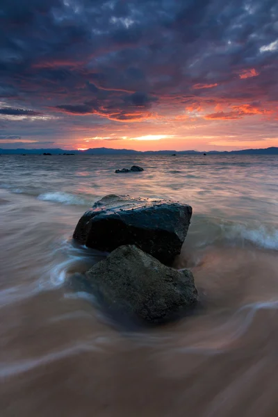 Sonnenuntergang mit dramatischen Wellen in Sabah, Ostmalaysien, Borneo — Stockfoto