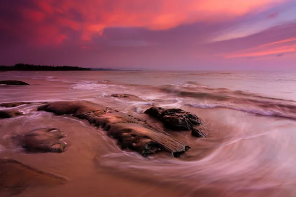 Wellen und Sonnenuntergang an einem Strand in Kudat, Sabah, Ostmalaysien, Borneo — Stockfoto