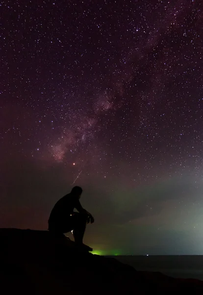 Man och Vintergatan på Sabah, östra Malaysia, Borneo — Stockfoto