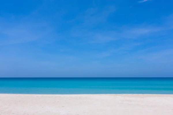 Hermoso cielo azul y arena blanca en una playa en Sabah, este de Malasia, Borneo — Foto de Stock