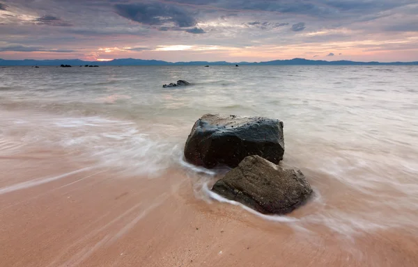 Paysage marin au coucher du soleil à Sabah, Malaisie orientale, Bornéo — Photo