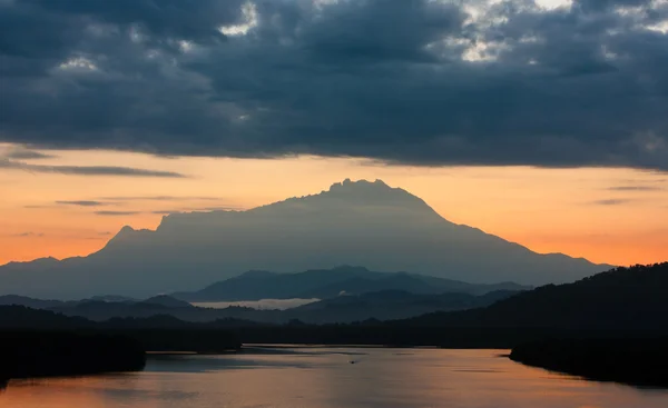 Monte Kinabalu al amanecer en Sabah, Malasia Oriental, Borneo — Foto de Stock