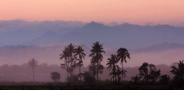 Puslu hills gündoğumu Kota Marudu, Sabah, Doğu Malezya, Borneo adlı katmanları