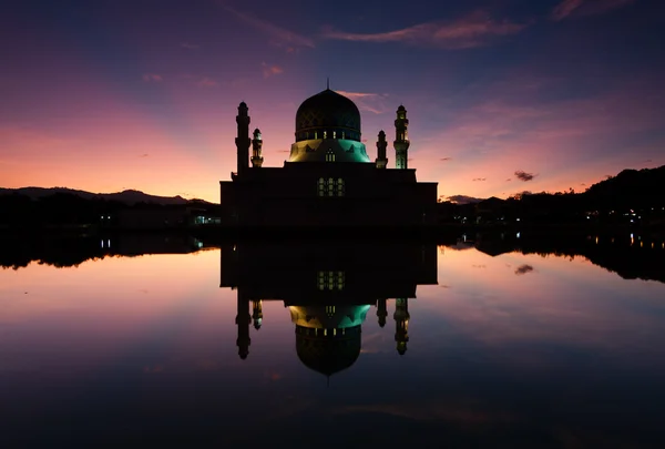 Mezquita Kota Kinabalu al amanecer en Sabah, Borneo, Malasia —  Fotos de Stock