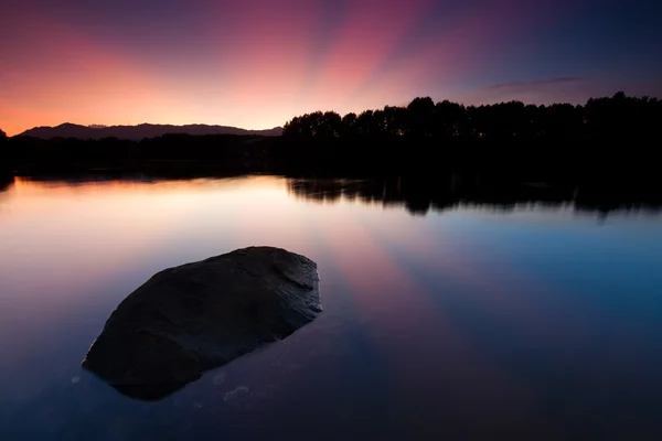 Lever de soleil tranquille sur un lac à Sabah, Malaisie orientale, Bornéo — Photo