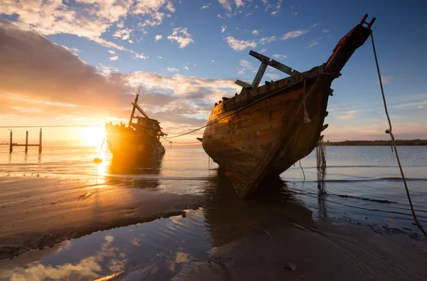 Bateau naufragé au lever du soleil à Kuala Penyu, Sabah, Bornéo, Malaisie — Photo