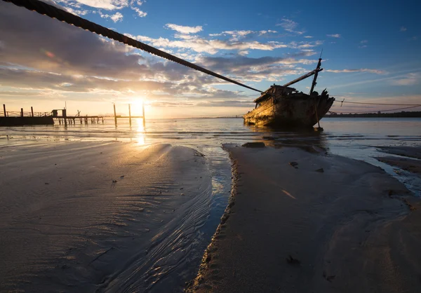 Antiguo barco naufragado al amanecer en Kuala Penyu, Sabah, Borneo, Malasia Oriental —  Fotos de Stock