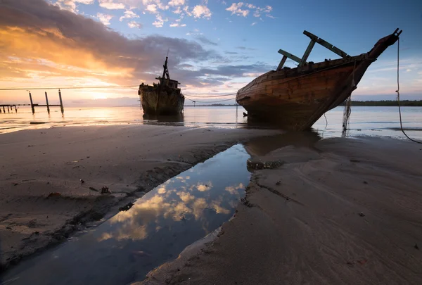 Antiguo barco naufragado al amanecer en Kuala Penyu, Sabah, Borneo, Malasia Oriental —  Fotos de Stock