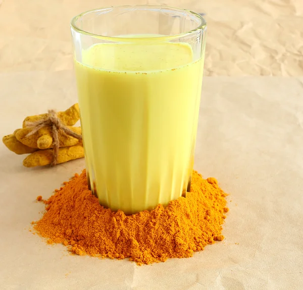 Latte di curcuma in una tazza di vetro — Foto Stock