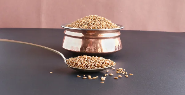 Bambu pirinç bir kaşık ve kase