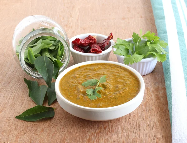 Indiai élelmiszer Curry leveleket chutney-val — Stock Fotó