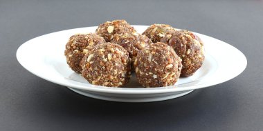 Hint tatlı yemek kuru meyve ve fındık Laddu